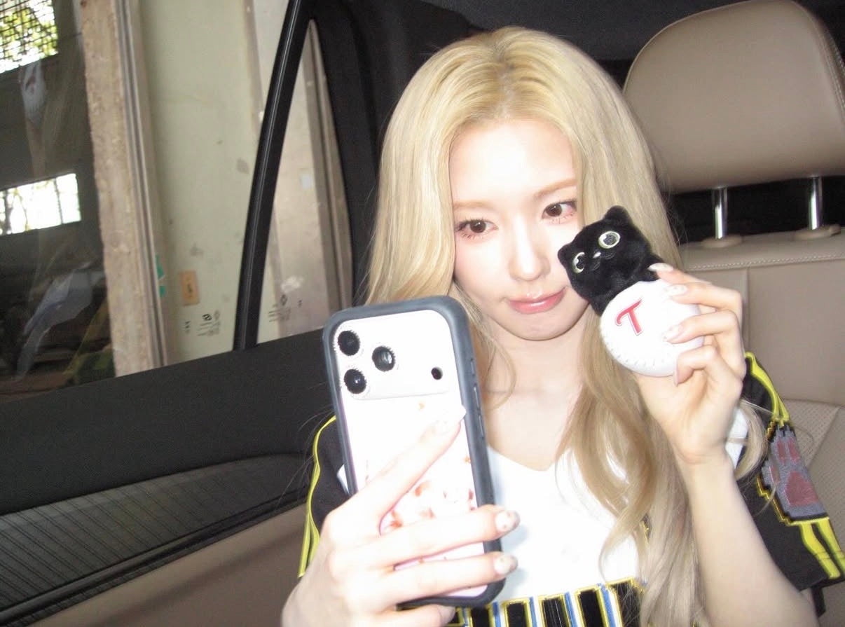 I-DLE Miyeon Baseball Jersey